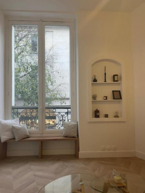 Parisian Mona Lisa Apartment - Heart of Paris
